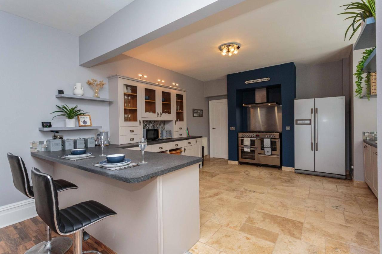 Stylish Lytham 5 Bedroom 3 Bathroom House With Hot Tub Lytham St Annes Exterior photo